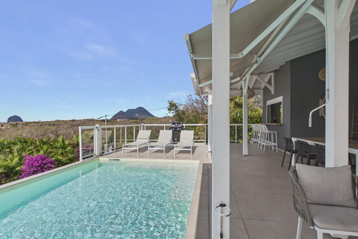 Location villa piscine 3 chambres diamant - transat piscine